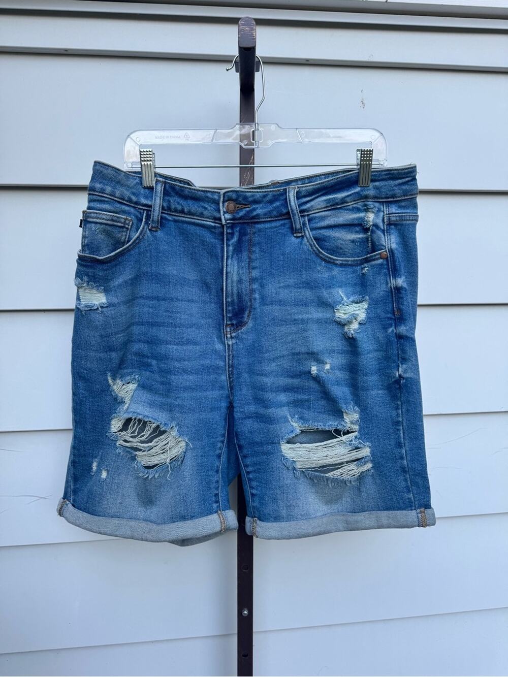 JUDY BLUE distressed destroyed jean shorts size 1X boyfriend cuffed stretch